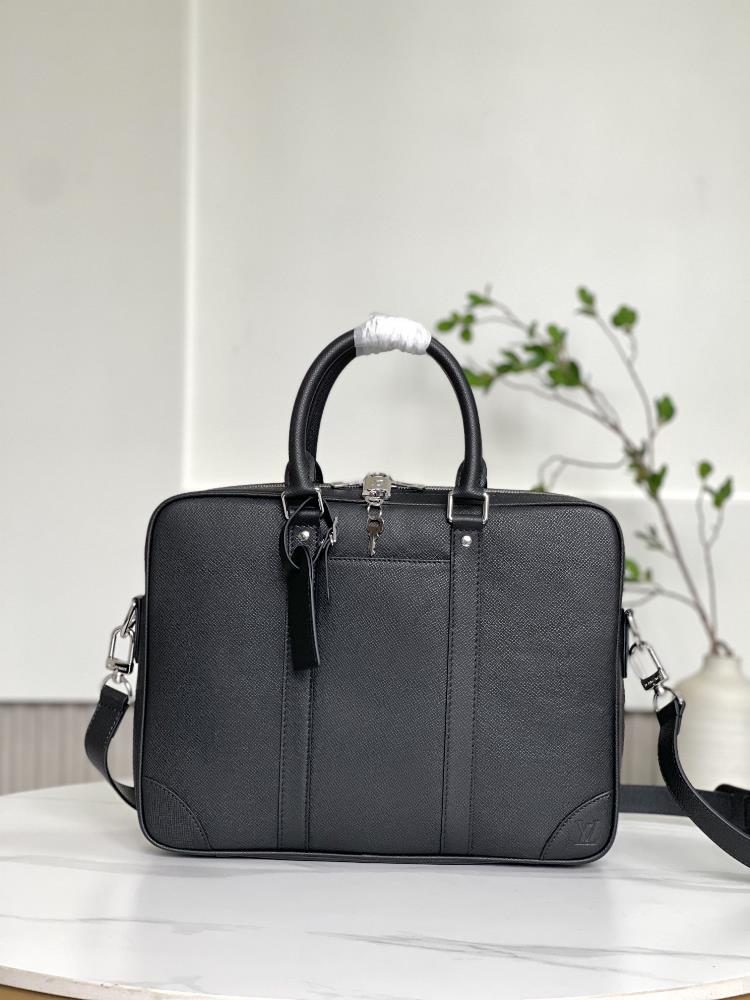 M30925 cross patternThis Voyage small briefcase is made of Taga Noir cowhide leather and is embossed with delicate textures after smoothing polishing