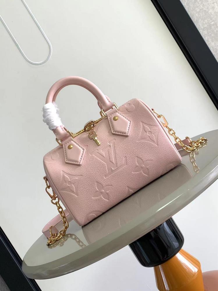 M47136  M58953 This Speedy Bandoulire 20 handbag is made of pearl Monogram Imprente leather and adorned with an oversized Monogram pattern The concis