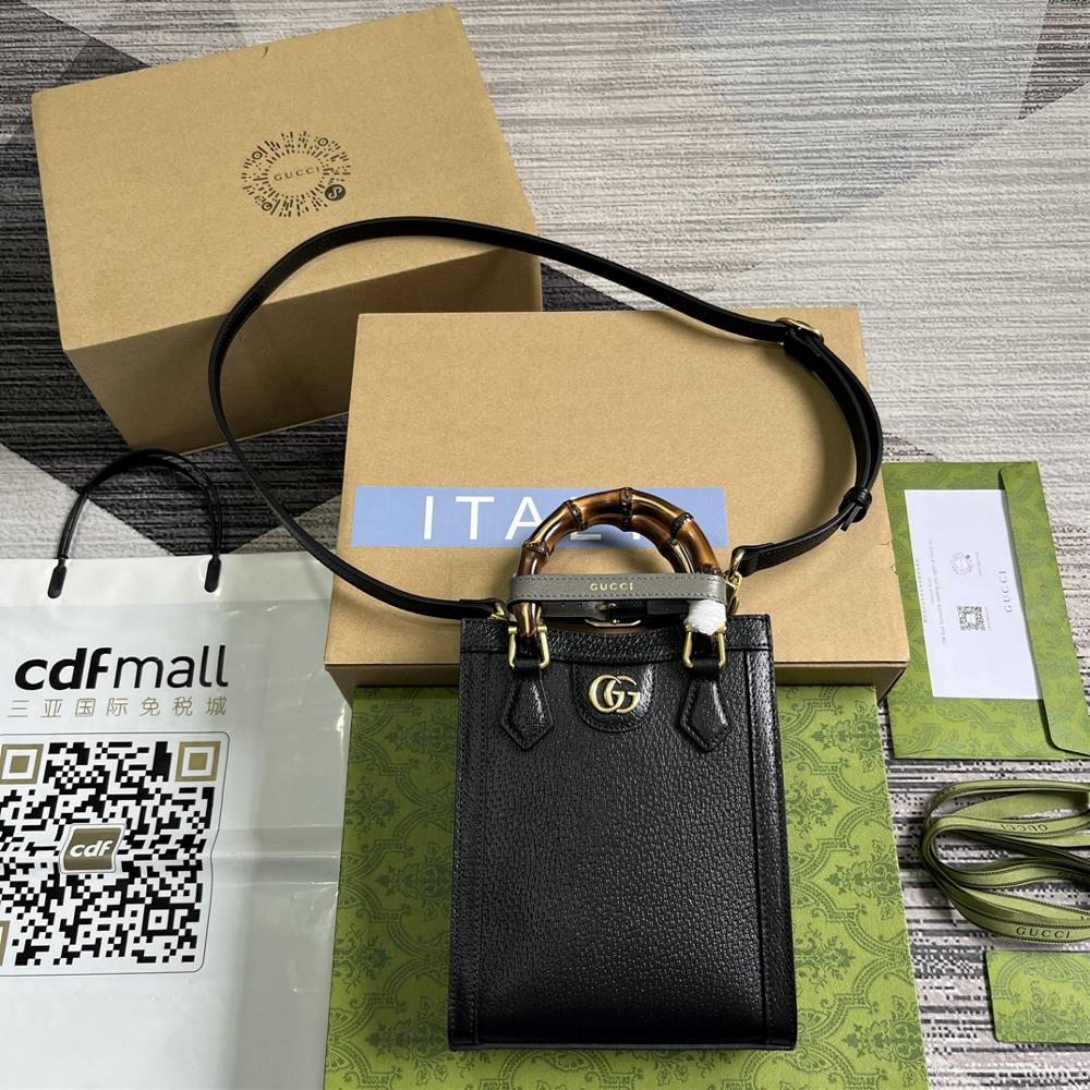 This mini tote bag comes with a complete set of packaging incorporating two distinctive brand elements a bamboo handle and dual G accessories On