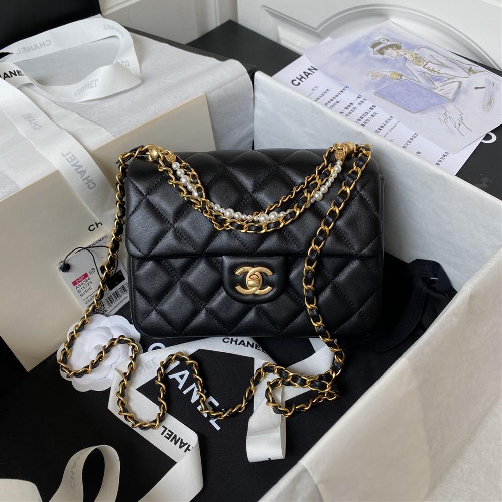 Chanel SpringSummer Collection 24P Pearl Chain Mini AS4384 Pearl Chain Paired with Overall Black and Gold Color for Elegant and Noble Appearance Thi