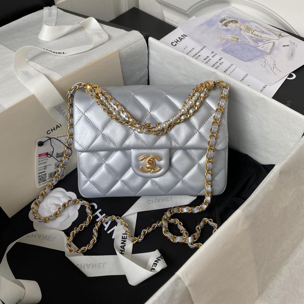 Chanel SpringSummer Collection 24P Pearl Chain Mini AS4384 Pearl Chain Paired with Overall Black and Gold Color for Elegant and Noble Appearance Thi