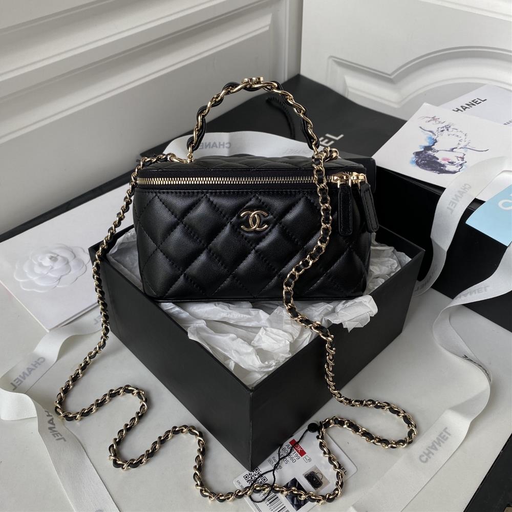 Chanel23K Chain Handle Box Bag Ap2199 Light Gold Handle I really like this box handle It has a double C logo and a large capacity There is also a mi