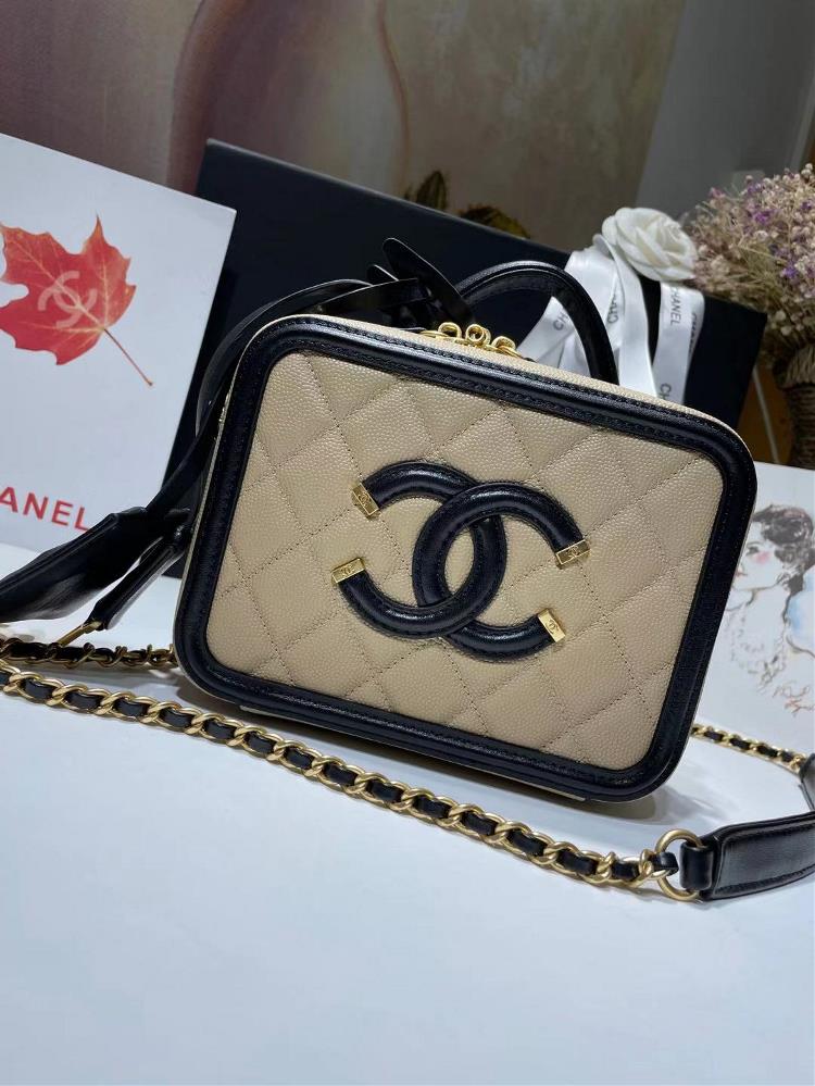 Chanel 93341 Makeup Bag has a unique design concept with a threedimensional logo Original factory caviar cowhide is worn with thick pure steel light