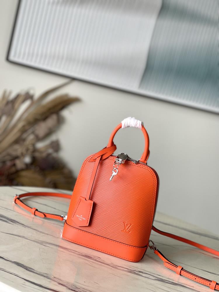M25104 OrangeThis Alma backpack is made of Epi leather and showcases a unique style on the springsummer 2024 runway injecting a trendy and innovativ