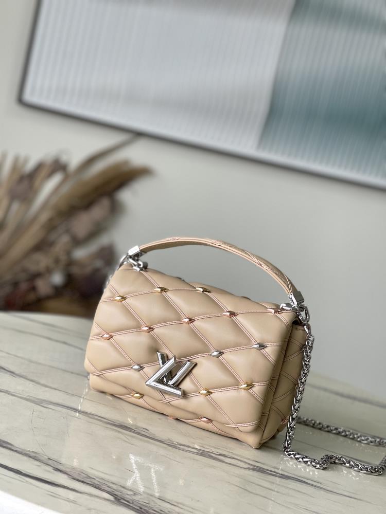 M24151 ApricotThis GO14 medium handbag features a prominent Mallettage pattern on quilted sheepskin leather once again confirming the brands exquisi