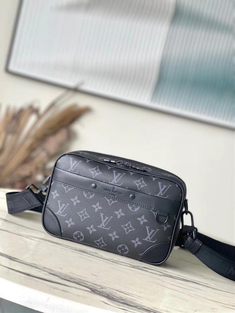 The toplevel original M46955 black flower Apha messenger bag is made of Monogram Eclipse canvas and features a green and exquisite design with a rubb