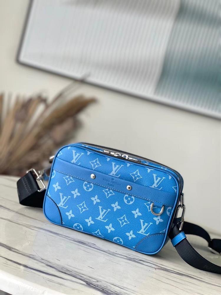 The toplevel original M31016 Blue Flower Apha messenger bag is made of Monogram Eclipse canvas and features a green and exquisite design with a rubbi