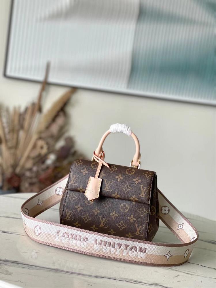 The pure structure and contour of the toplevel original M46055 handbag will never go out of style and the strap adopts the popular bright color sche