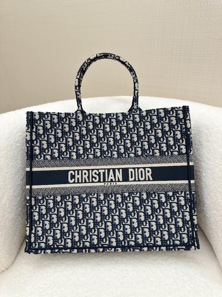The 1286 Book Tote handbag was designed by Maria Grazia Chiuri creative director of Dior womens clothing and is a flagship product that embodies Di