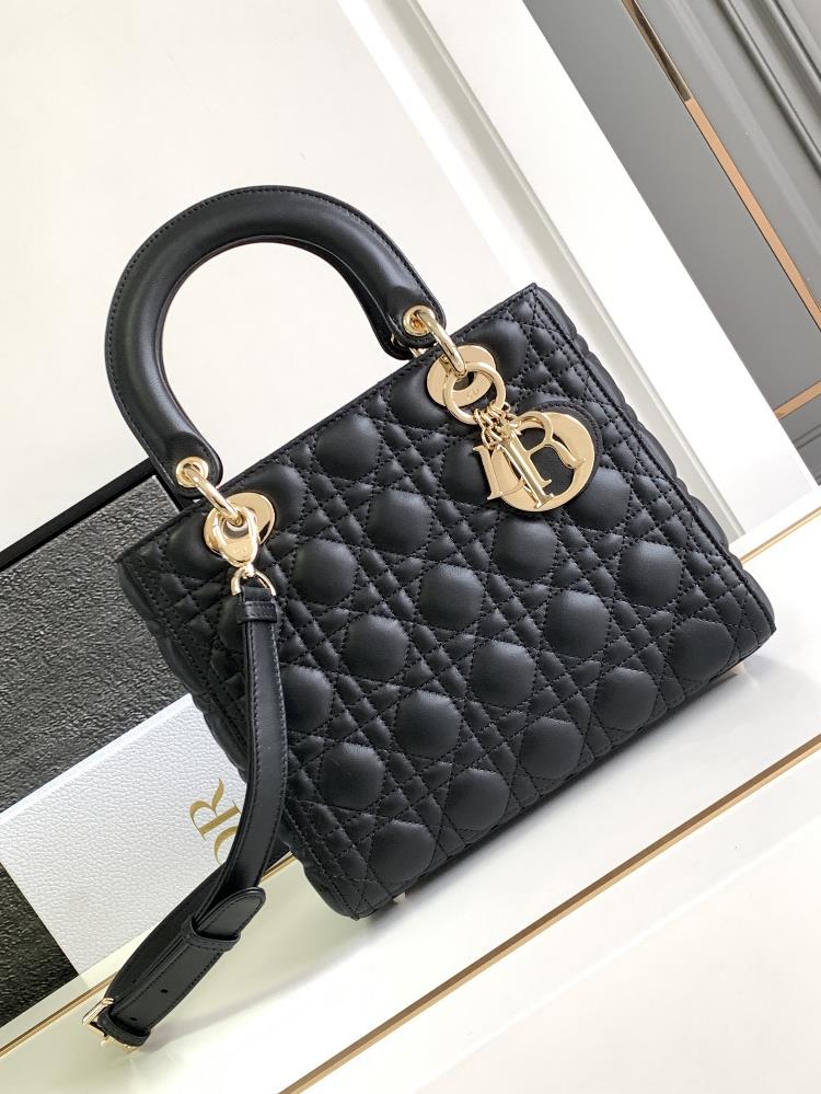 Super version Lady Dior handbagBlack gold buckle half steel hardwareThe characteristic of imported sheepskin lies in the fact that the more it is used