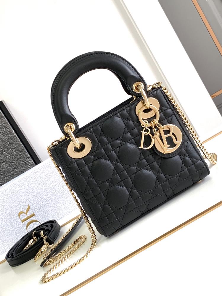 Super version Lady Dior handbagBlack gold buckle half steel hardwareImported sheepskin and sheepskin liningThe characteristic of imported leather is t