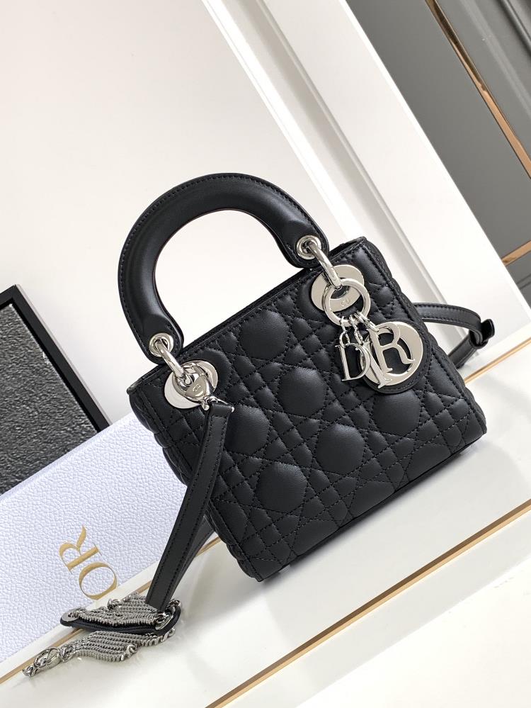 Super version Lady Dior handbagBlack silver buckle half steel hardwareImported sheepskin and sheepskin liningThe characteristic of imported leather is
