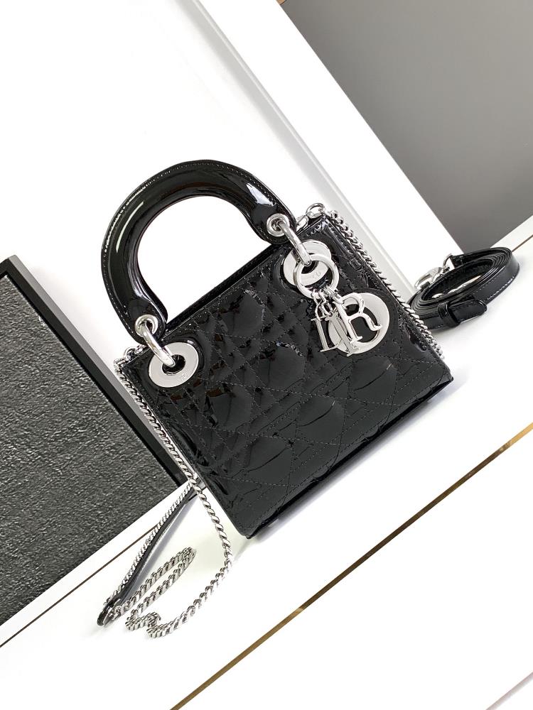 Super version Lady Dior handbagBlack silver buckle half steel hardwareImported patent leather cowhide17 X 15 X 7 centimetersDetachable chain and leath