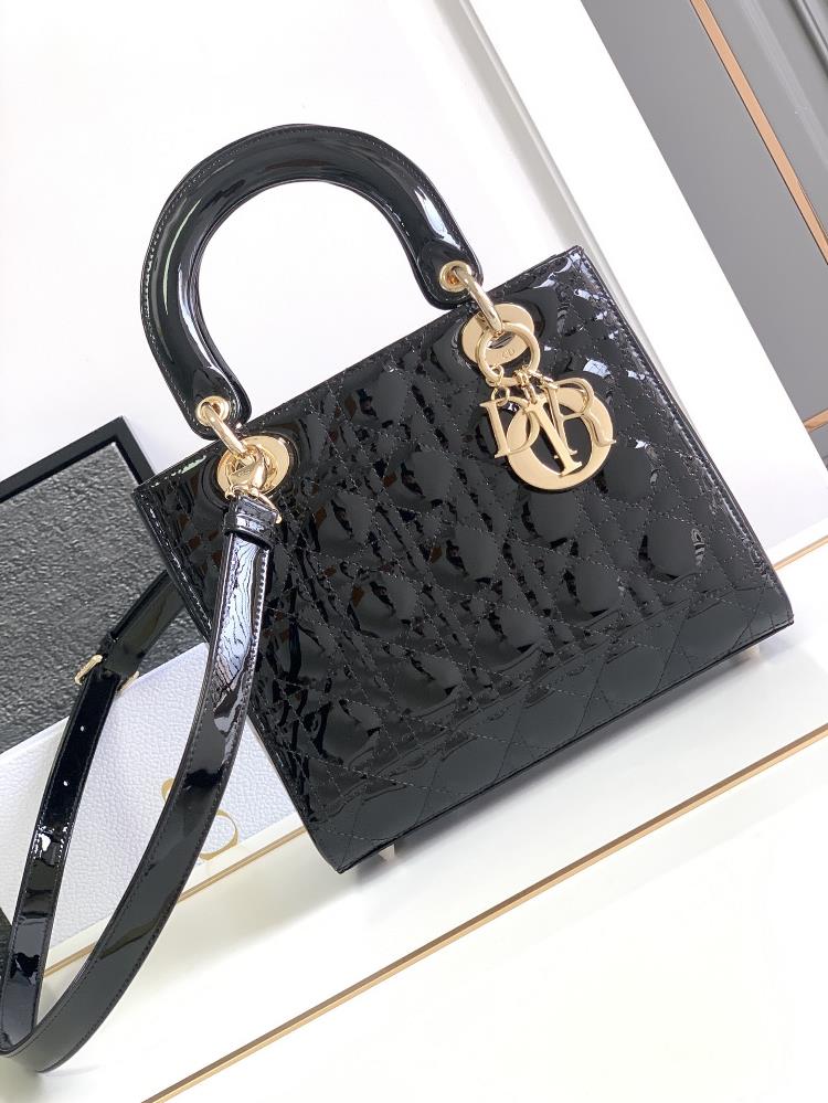 Premium version medium size Lady Dior handbagBlack gold buckle half steel hardwareImported patent leather cowhide24 X 20 X 11 centimetersDetachable an