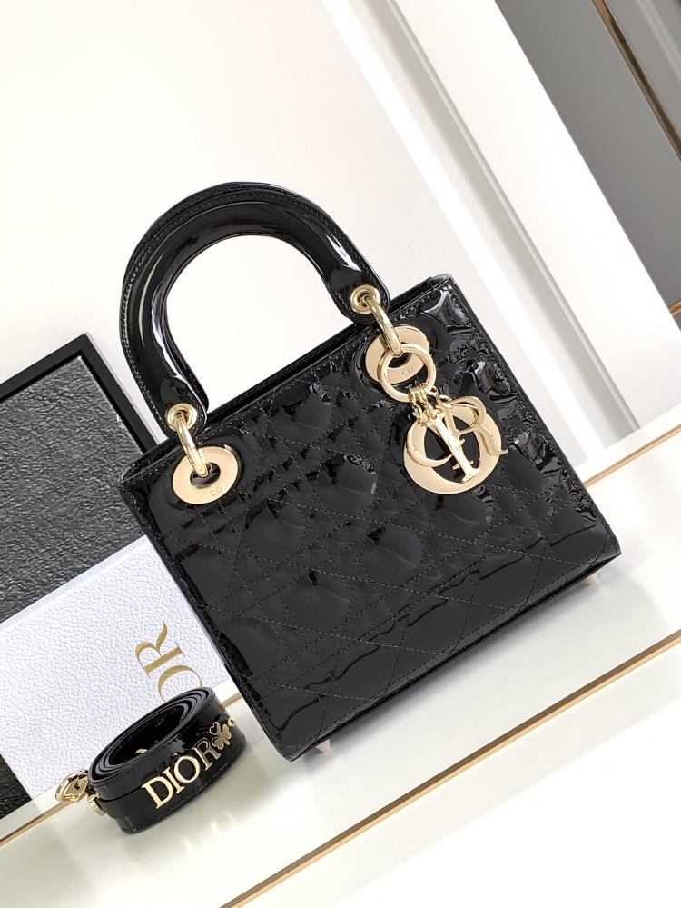 Premium version Ladydior handbagBlack gold buckle half steel hardwareImported patent leather cowhide20 X 17 X 8 centimetersDetachable shoulder strap c