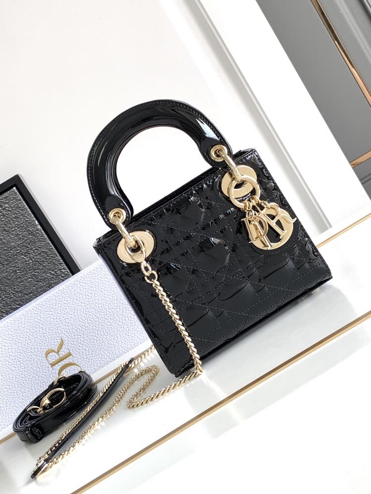 Super version Lady Dior handbagBlack gold buckle half steel hardwareImported patent leather cowhide17 X 15 X 7 centimetersDetachable chain and leather