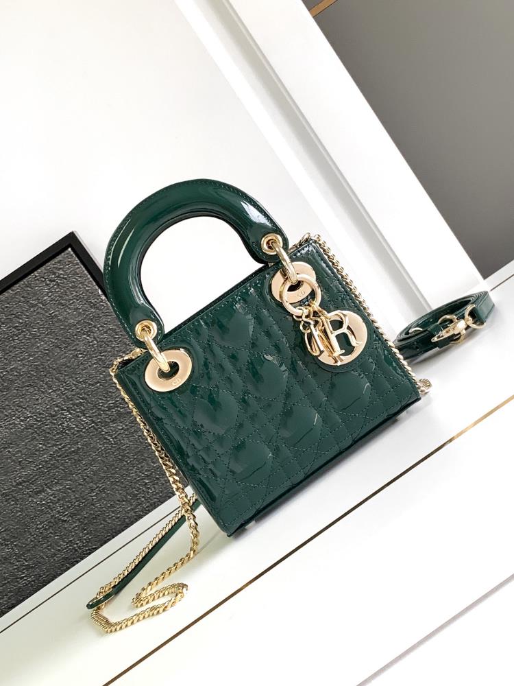 Super version Lady Dior handbagGreen gold buckle half steel hardwareImported patent leather cowhide17 X 15 X 7 centimetersDetachable chain and leather