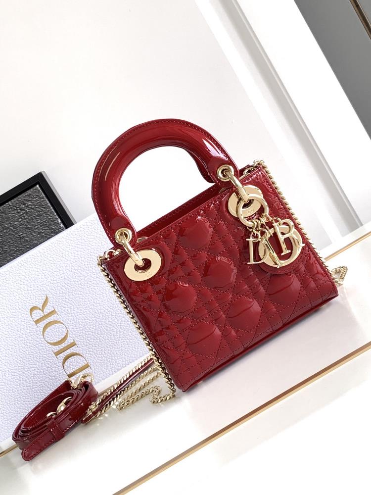 Super version Lady Dior handbagRed gold buckle half steel hardwareImported patent leather cowhide17 X 15 X 7 centimetersDetachable chain and leather s