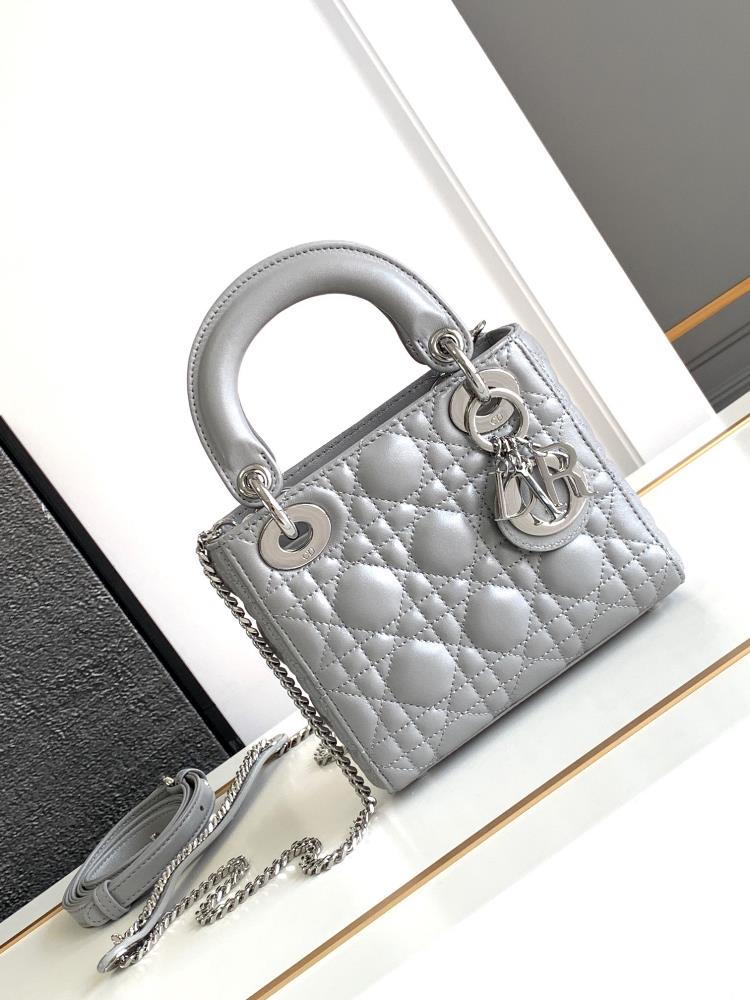 Super version Lady Dior handbagPearlescent gray silver buckle semi steel hardwareImported sheepskin and sheepskin liningThe characteristic of imported
