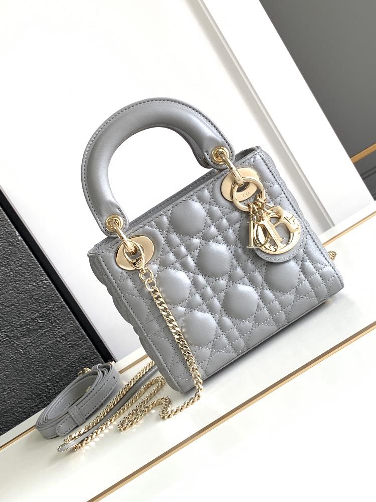 Super version Lady Dior handbagPearlescent gray gold buckle semi steel hardwareImported sheepskin and sheepskin liningThe characteristic of imported l