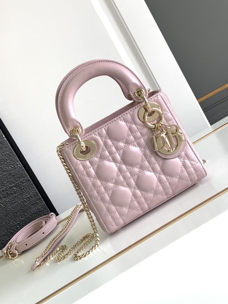 Super version Lady Dior handbagPearlescent powder gold buckle semi steel hardwareImported sheepskin and sheepskin liningThe characteristic of imported