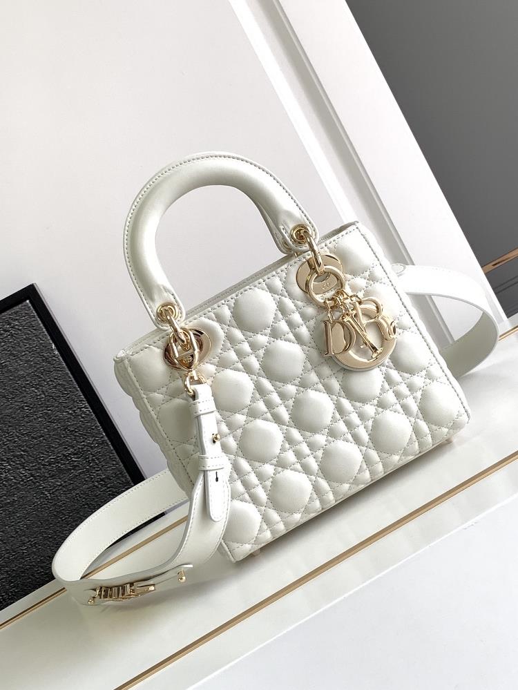 Premium version Ladydior handbagMilk white gold buckle half steel hardwareImported sheepskin20 X 17 X 8 centimetersDetachable shoulder strap comes wit