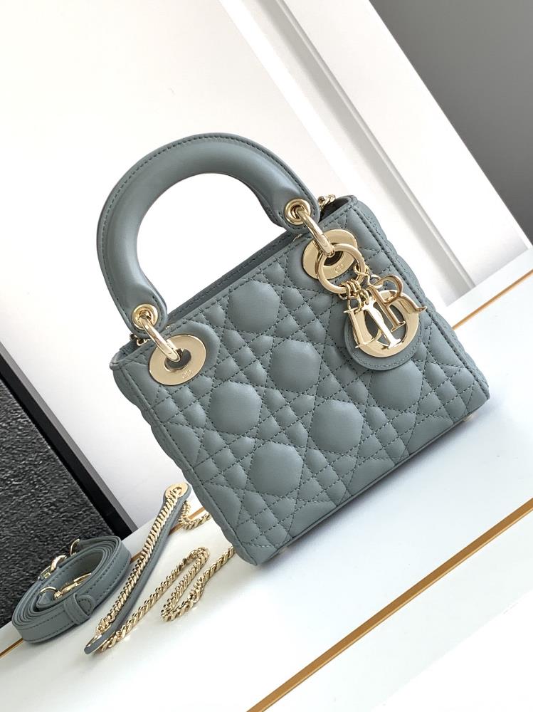 Super version Lady Dior handbagRock gray gold buckle half steel hardwareImported sheepskin and sheepskin liningThe characteristic of imported leather