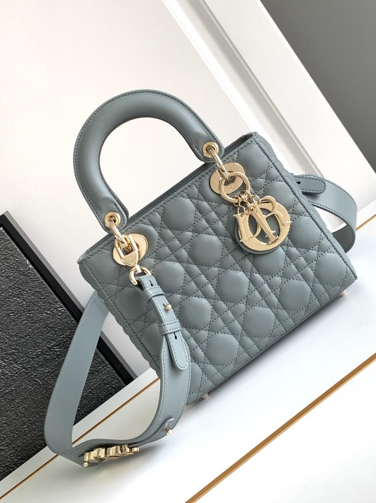 Premium version Ladydior handbagRock gray gold buckle half steel hardwareImported sheepskin20 X 17 X 8 centimetersDetachable shoulder strap comes with