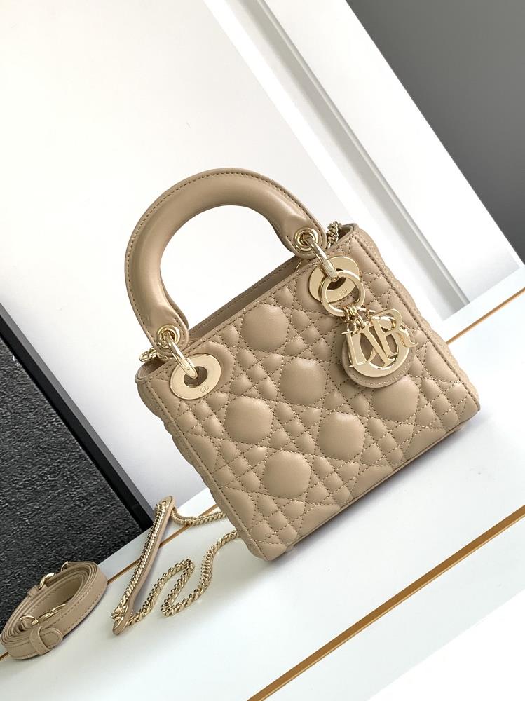 Super version Lady Dior handbagBiscuit colored gold buckle half steel hardwareImported sheepskin and sheepskin liningThe characteristic of imported le