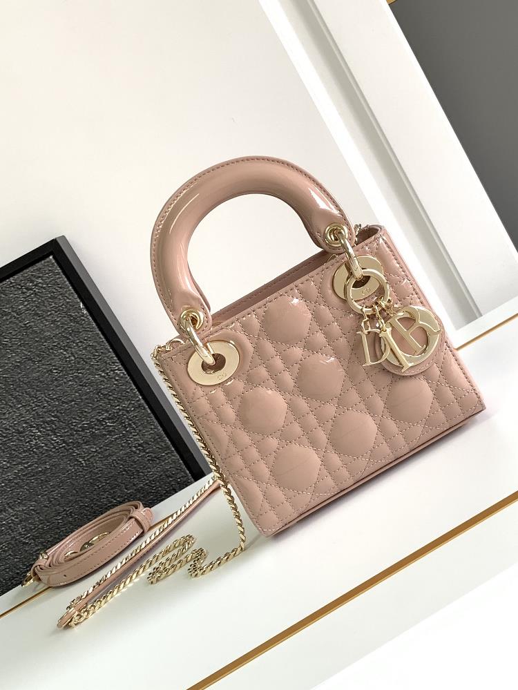 Super version Lady Dior handbagLotus root powder gold buckle half steel hardwareImported patent leather cowhide17 X 15 X 7 centimetersDetachable chain