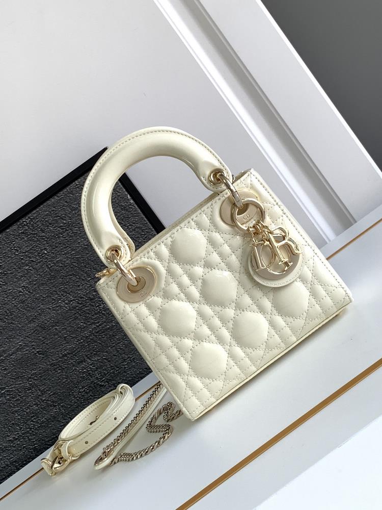Super version Lady Dior handbagMilk white gold buckle half steel hardwareImported patent leather cowhide17 X 15 X 7 centimetersDetachable chain and le