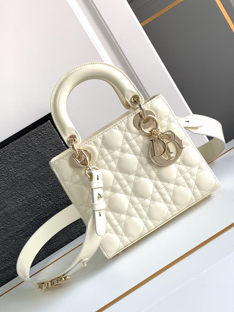 Premium version Ladydior handbag with milk white gold buckle and half steel hardwareImported patent leather cowhide20 X 17 X 8 centimetersDetachable s