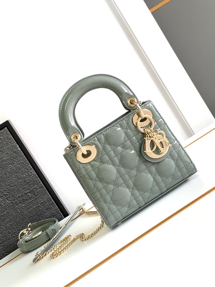 Super version Lady Dior handbagRock gray gold buckle half steel hardwareImported patent leather cowhide17 X 15 X 7 centimetersDetachable chain and lea