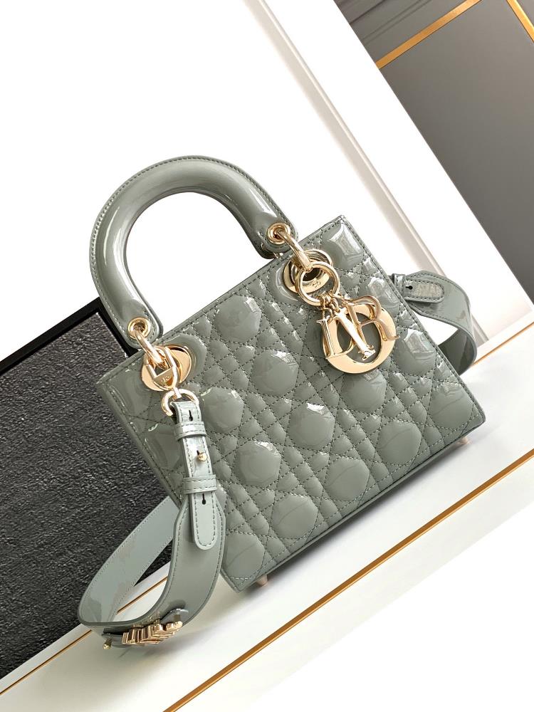 Premium version Ladydior handbag with rock lime gold buckle and half steel hardwareImported patent leather cowhide20 X 17 X 8 centimetersDetachable sh