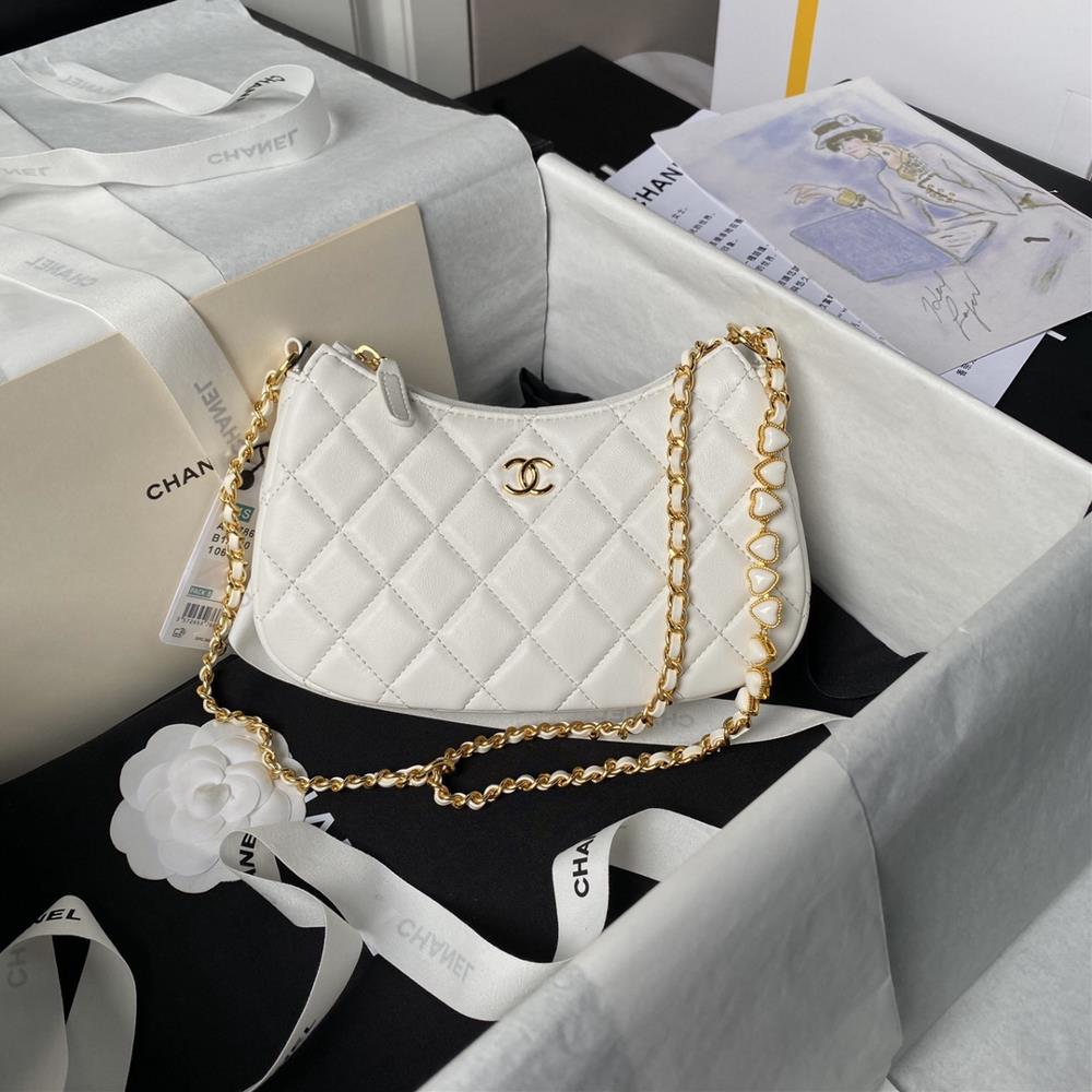 CHANEL 24p enamel buckle hobo love chain bagHobo is really beautiful another big hit The entire counter is full of nostalgic leather chains and love