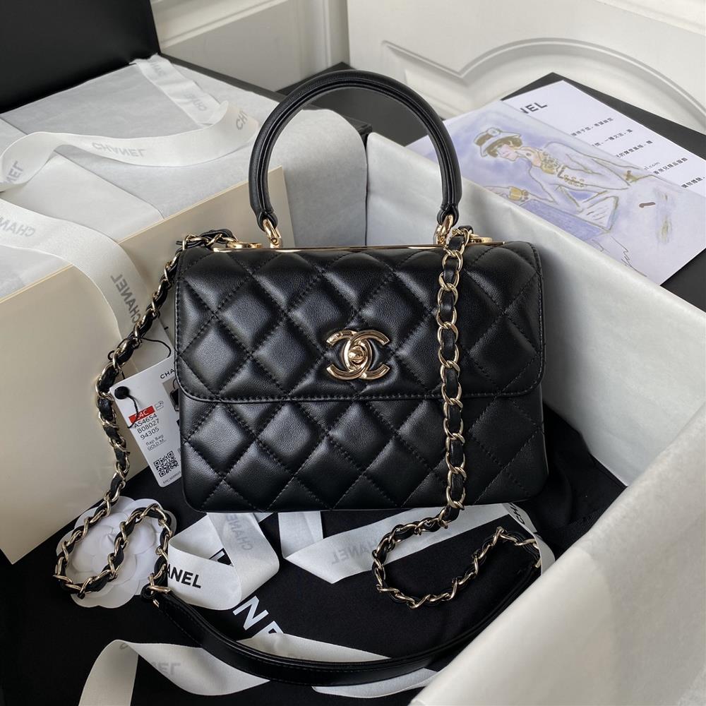 The Chanel Trendy 23S AS4654 Trendy CC handle model has surprisingly returned to its classic diamond checkered double Cbuckle designThe interior is d