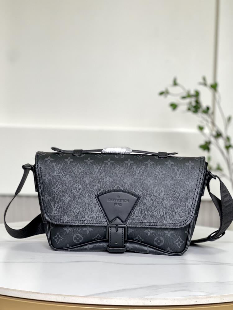 The M46685 Black Flower Montsouris Postman Bag is made of Monogram Eclipse canvas and features a modern design to accommodate ample space The pockets