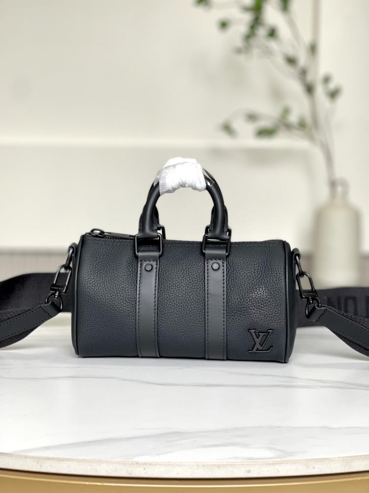 M80950   This handbag embodies the classic silhouette of a Keepall travel bag featuring Aerogram full grain cowhide leather with a soft texture remin