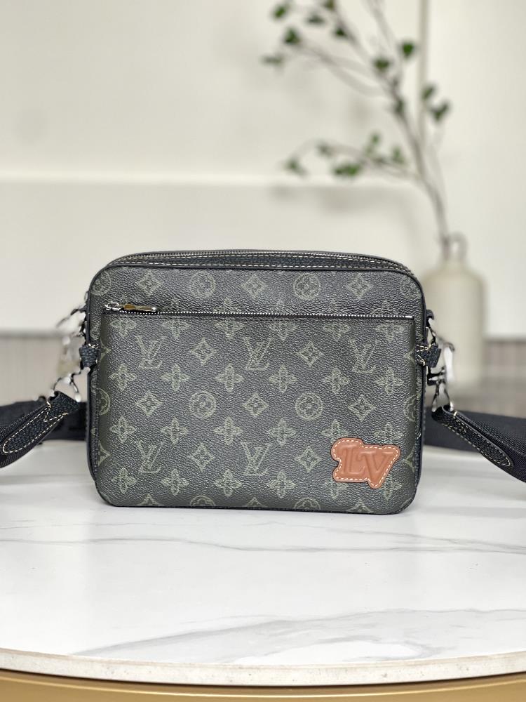 M46340The new 3D printed Trio messenger bag unleashes the trendy charm of Damier Spray elements The iconic Damier pattern of Louis Vuitton is eyecat