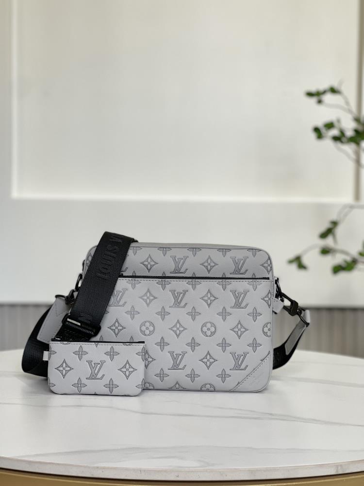 The M46603 gray Trio messenger bag is made of Monogram embossed cowhide leather and the small change bag on the zipper front pocket and shoulder stra