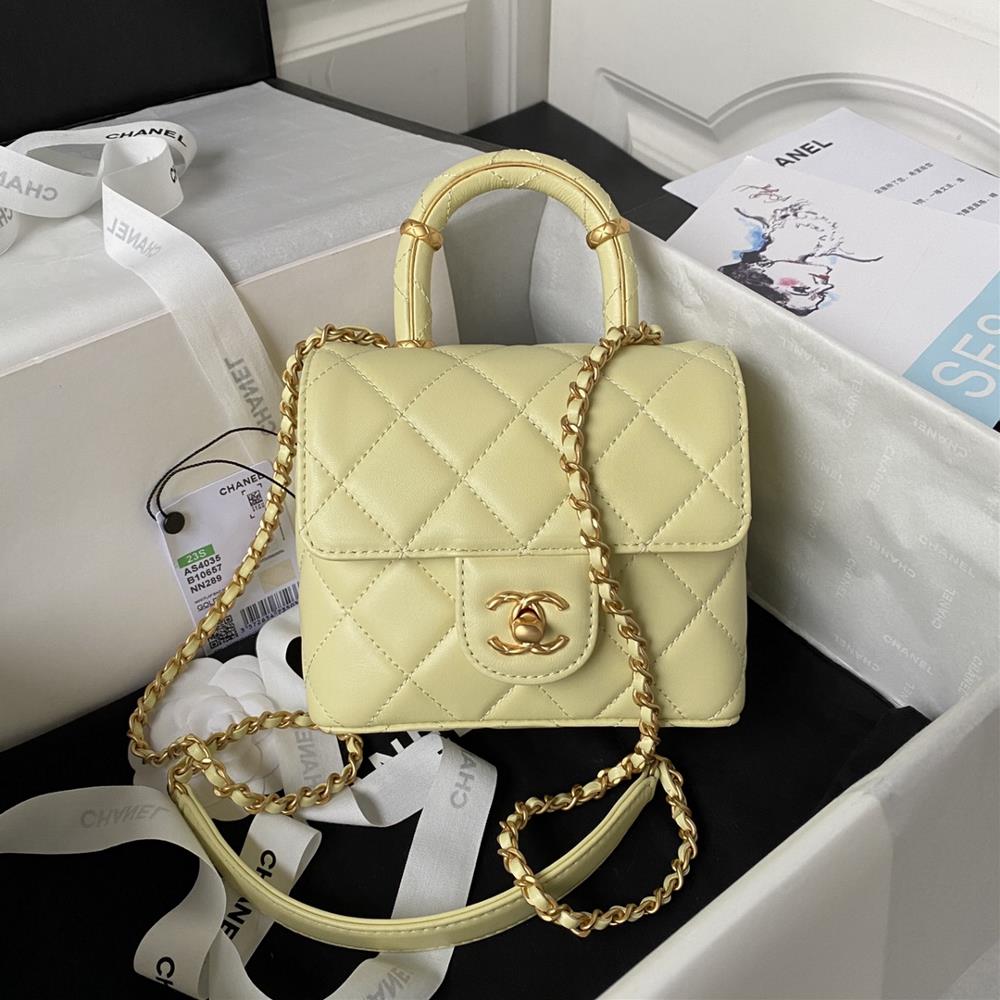 Chanel 23S new AS4035 handle flap bag made of lambskin this seasons super popular style full of vintage feeling and irresistible temptation The ha