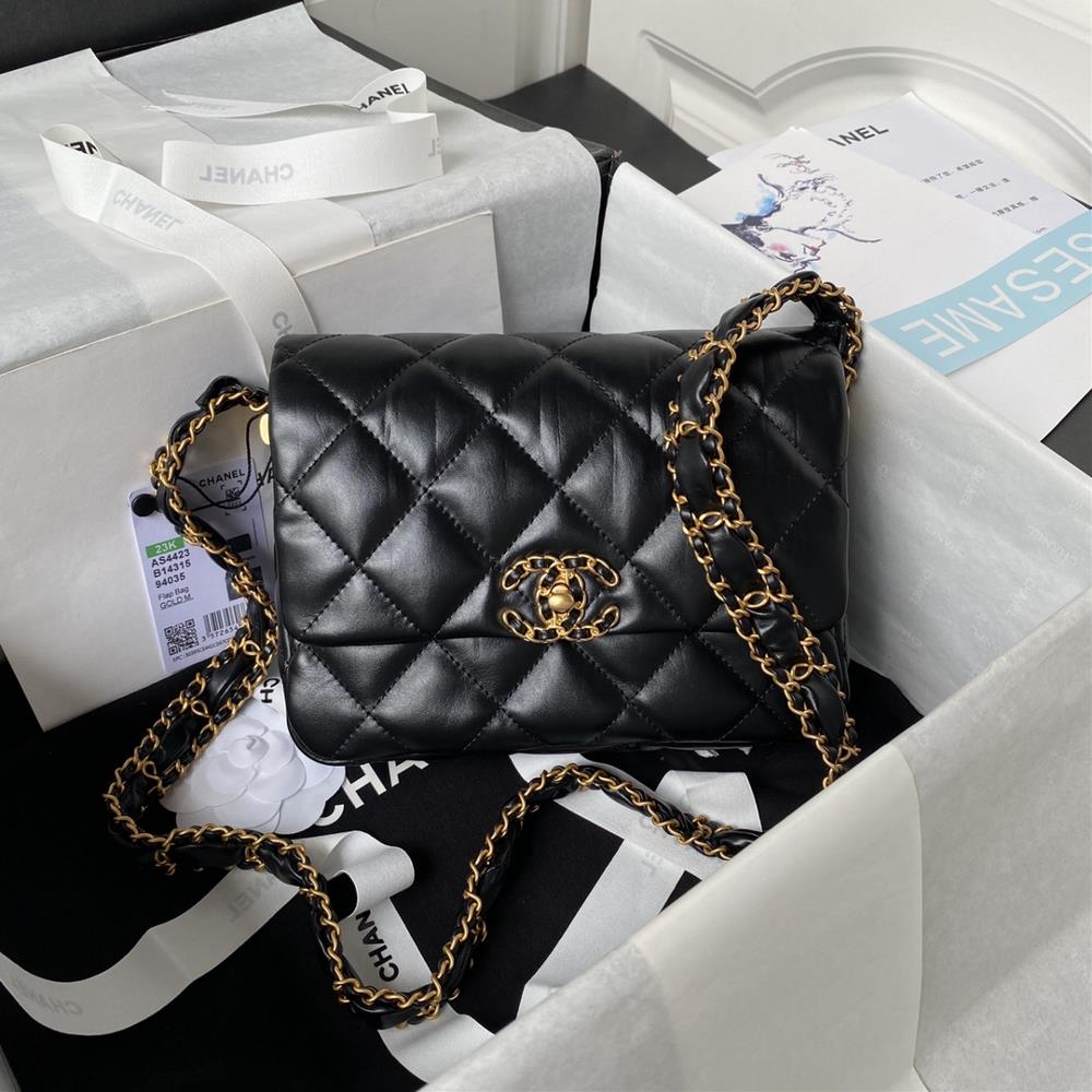 Chanel 23K Cowhide Wide Shoulder Strap Single Shoulder Bag AS4423A very satisfied cowhide small bag You dont have to just focus on Kelly and one sho