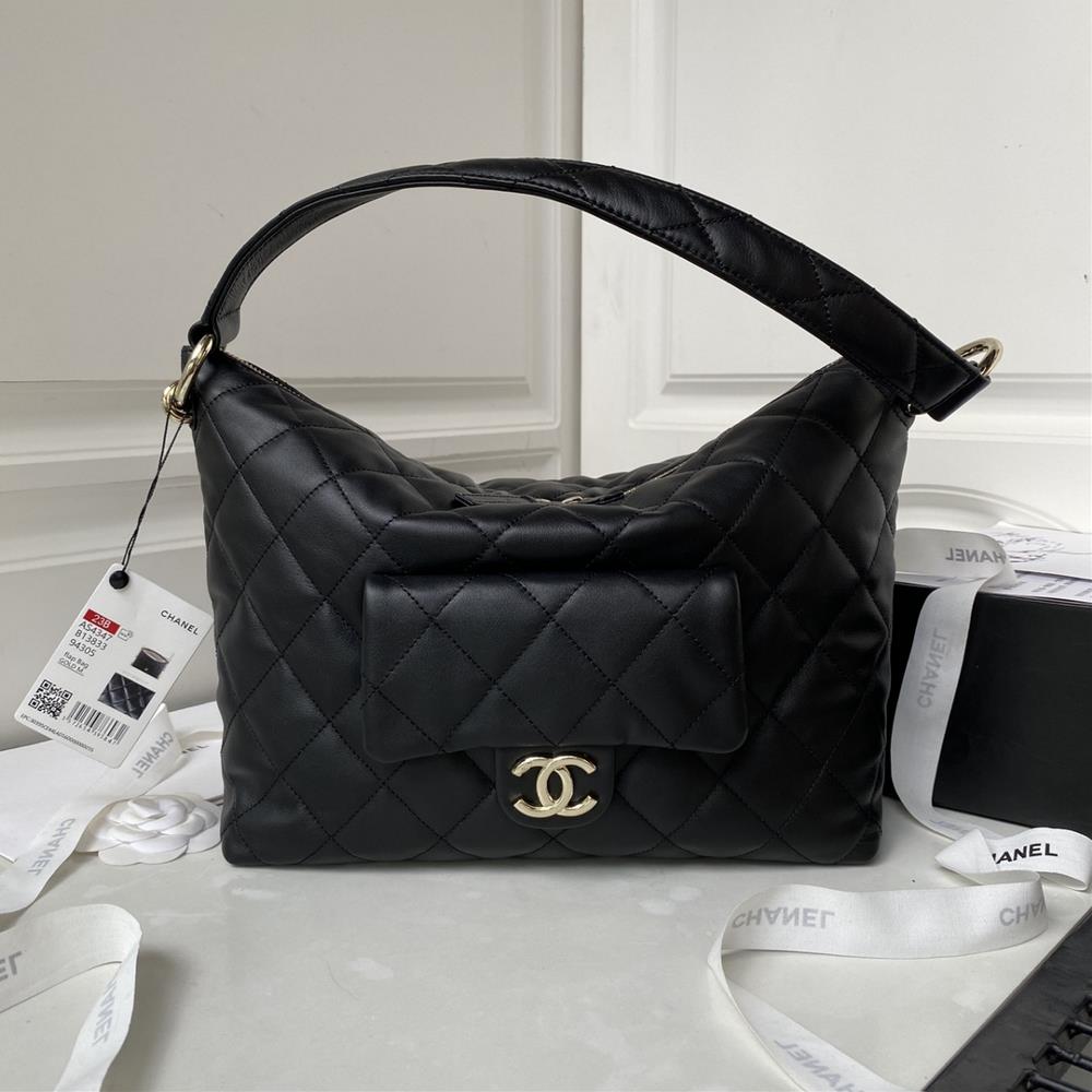 The new Chanel23b hippie hobo AS4347 calf leather material contains infinite delicacy and luxury The pure black body exudes mysterious charm and the