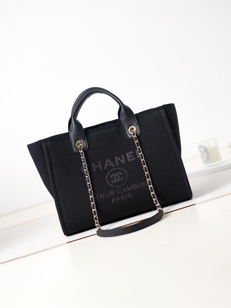 22s Latest Beach Bag Panda Color MatchingThe black and white color scheme has returned to simplicityThe size is also very suitable for small peopleLit