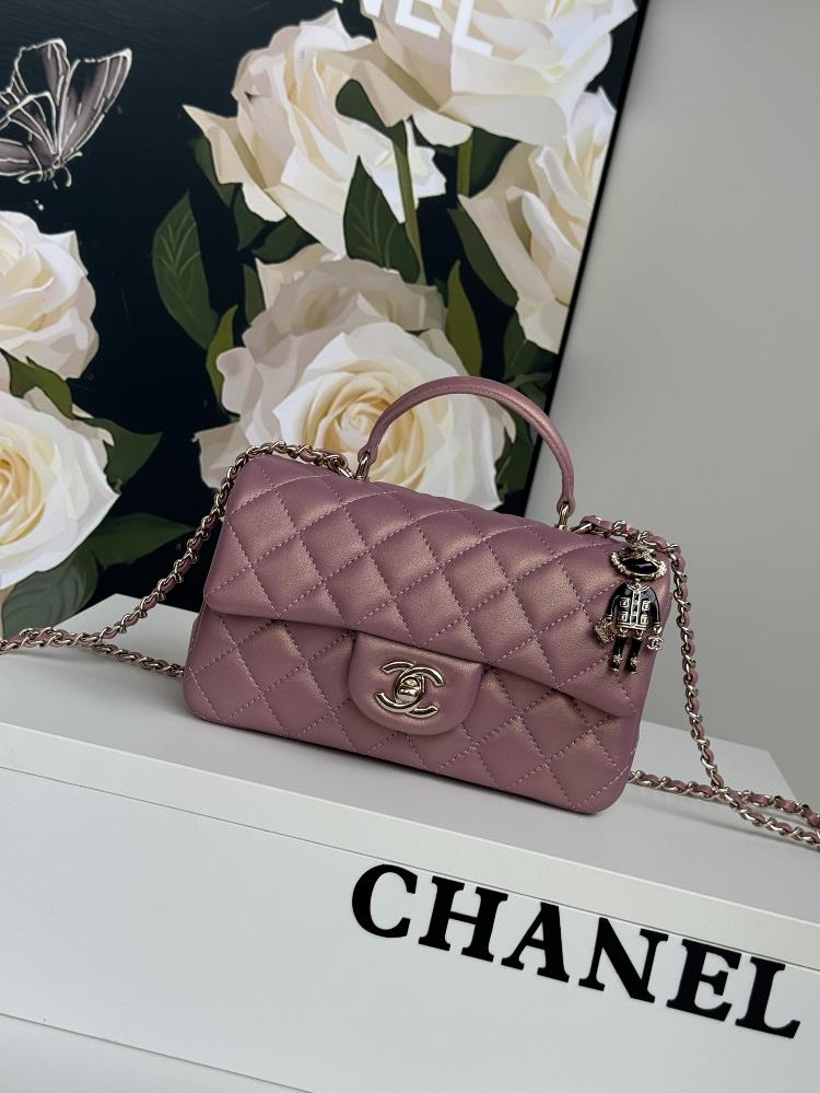 The latest Mini CF handle handbag from 21K AS2431 features a classic diamond shaped flap bag with a human head ornament The exquisite classic chain