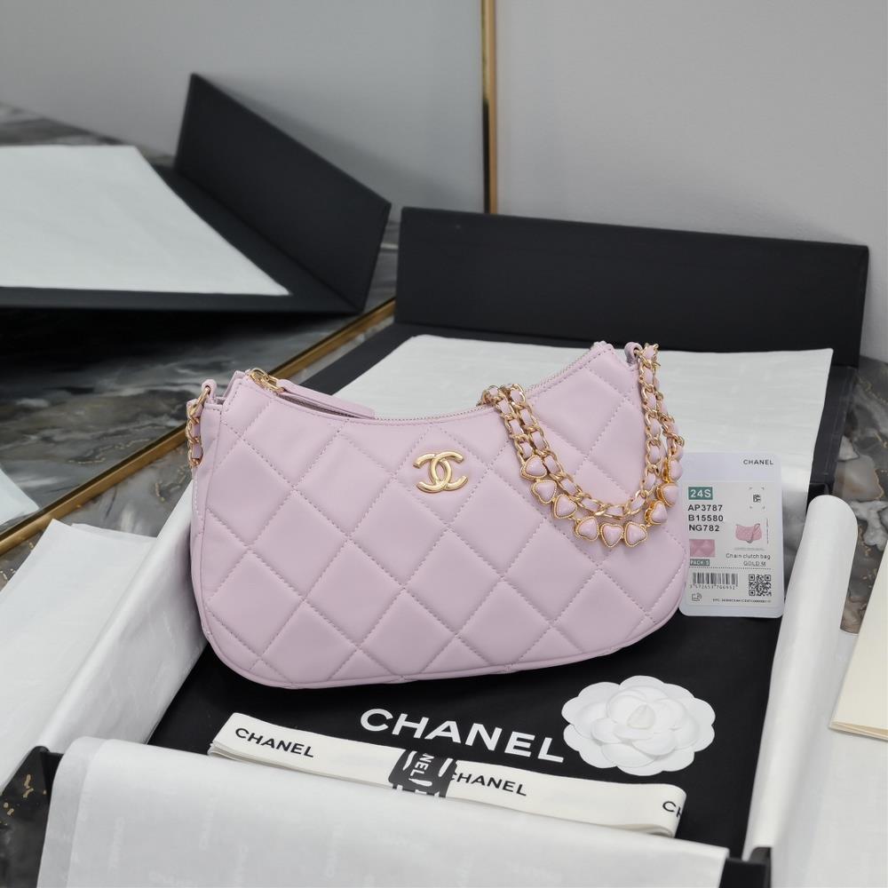Ohanel 24P Love Chain Underarm Bag LargeEvery classic design always comes with its own unique style This season a chain of 9 hearts has been added t