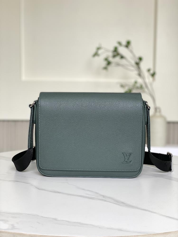 M30970 Dark GreenThis District small messenger bag is made of Taga cowhide leather and features a brand new color scheme to showcase an elegant style