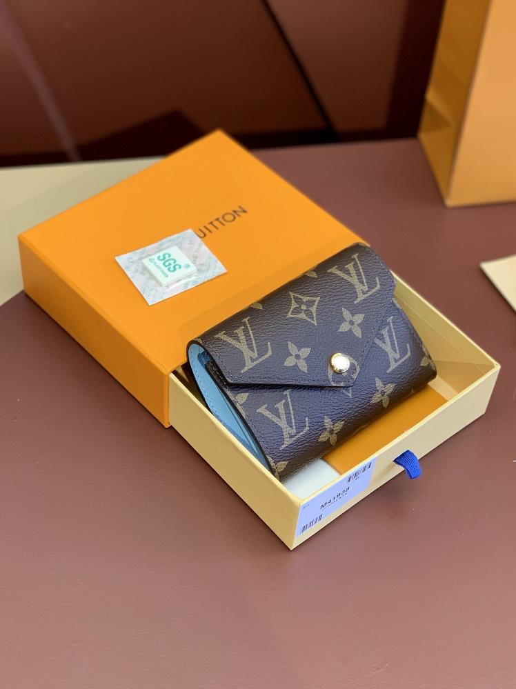 M41938 Light Blue This wallet is made of soft Monogram canvas with a brightly colored lining exuding an elegant and lightweight style The design of