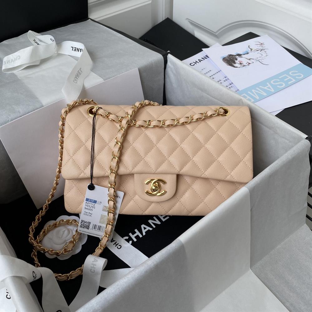 French highend custommade Chanel Classic Flap Bag A01112 caviar showcases Chanels classic elegant minimalist and exquisite style The latest ver