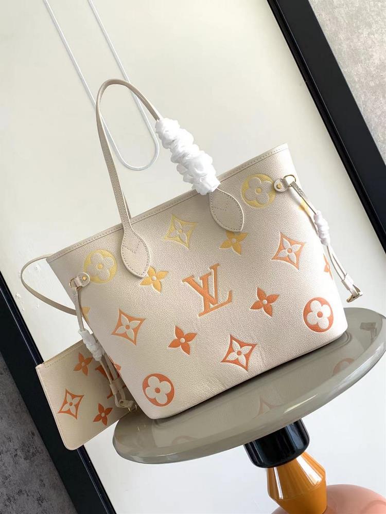 The redesigned interior of the M45686 M45685 gradient collection Neverfull medium shopping bag features a fresh fabric lining and vintage details insp